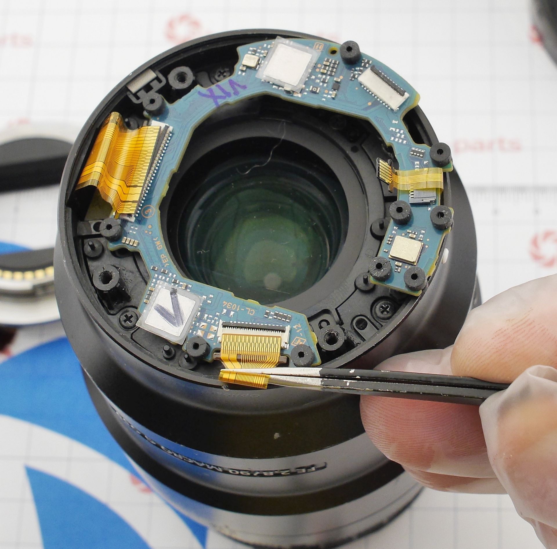 Полная разборка Sony FE 90mm F2.8 G OSS - отключение шлейфа байонета